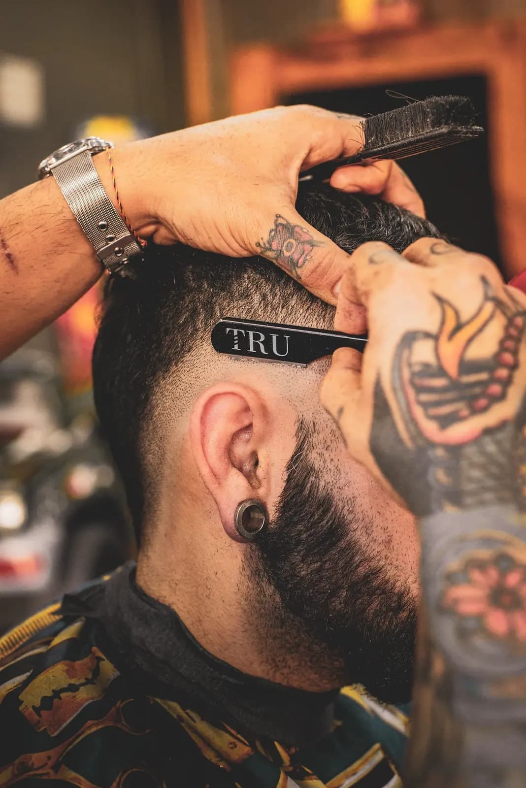 Barbero perfilando un corte con navaja