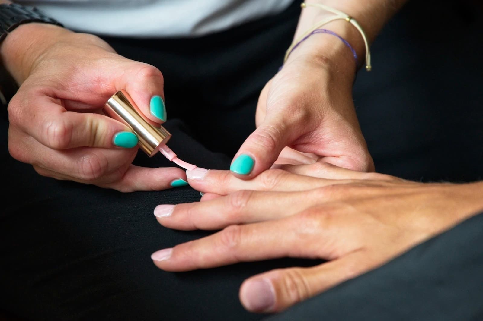 Manicurista pintando uñas
