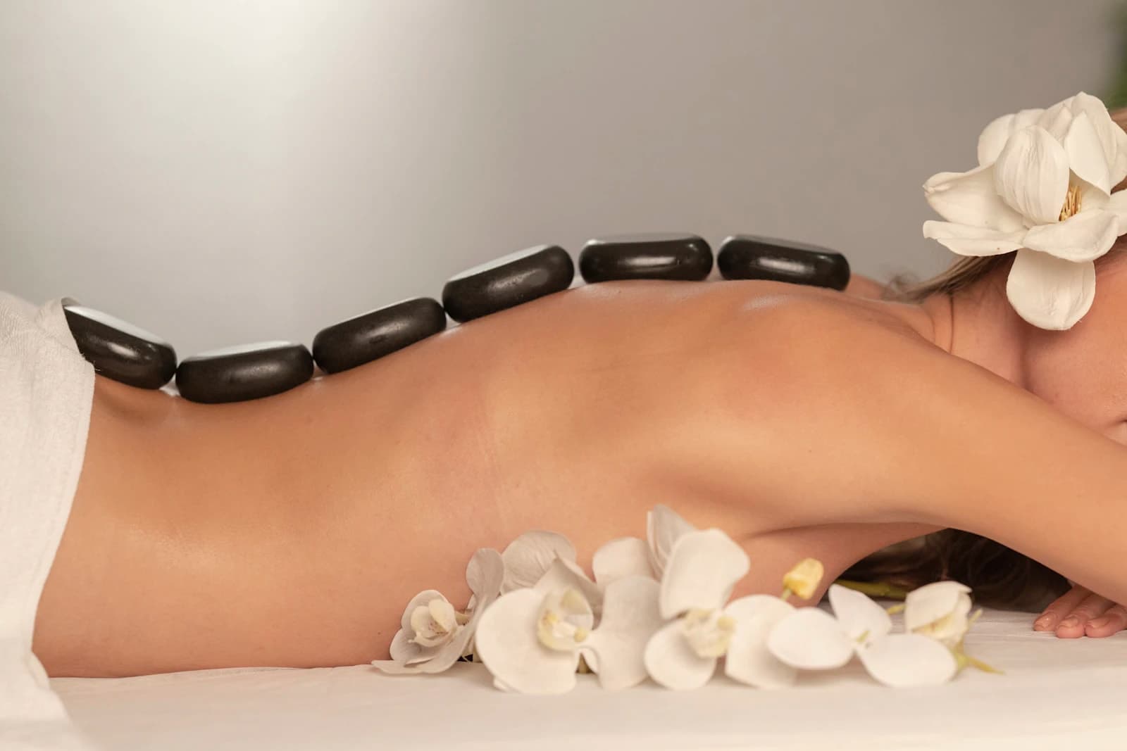 Masaje con piedras calientes en un spa
