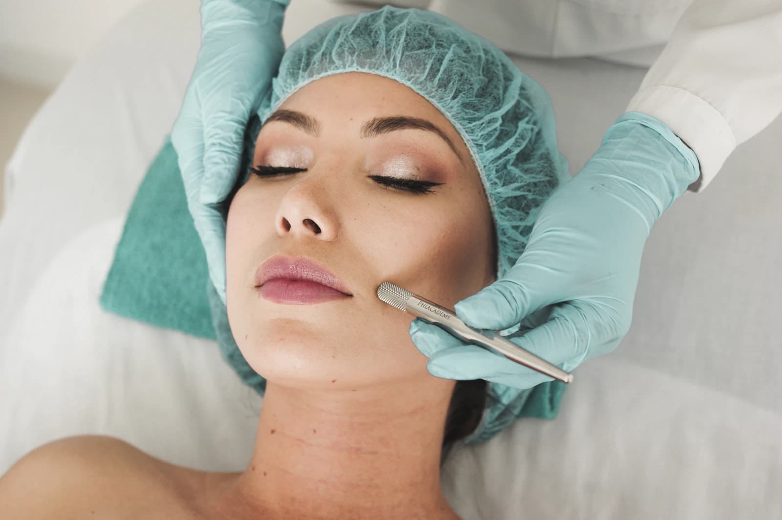 Tratamiento facial en un centro de estética