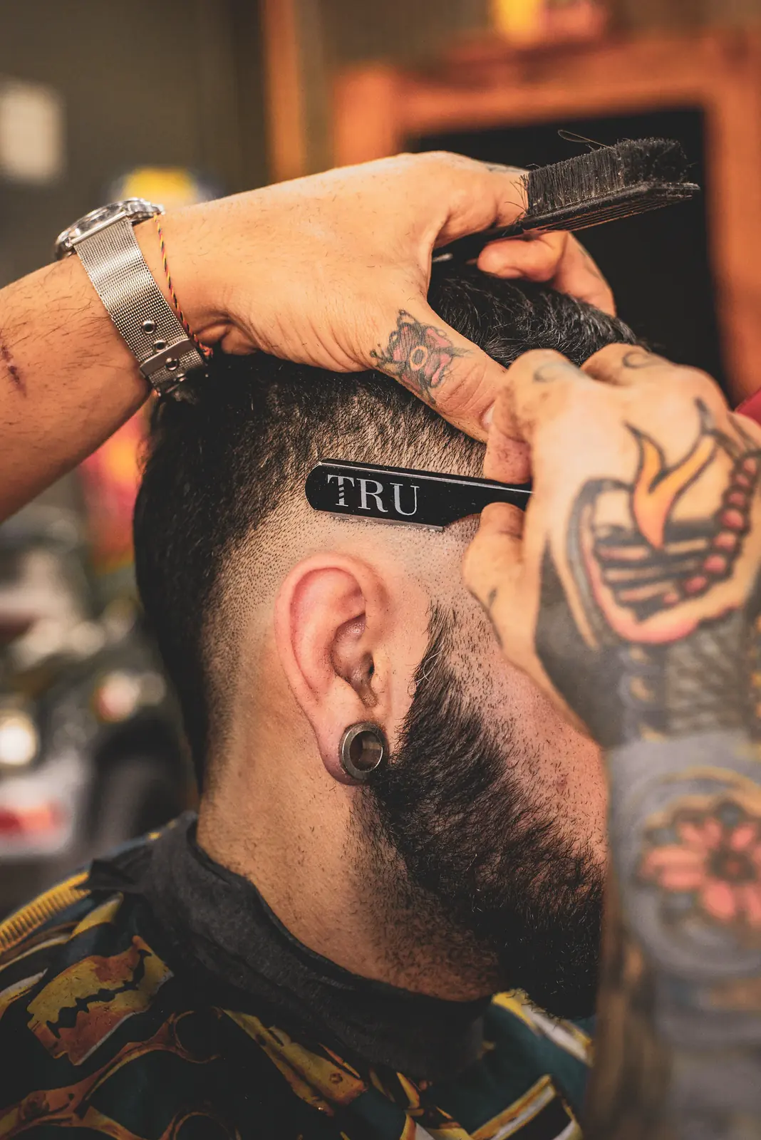 Barbero perfilando un corte con navaja