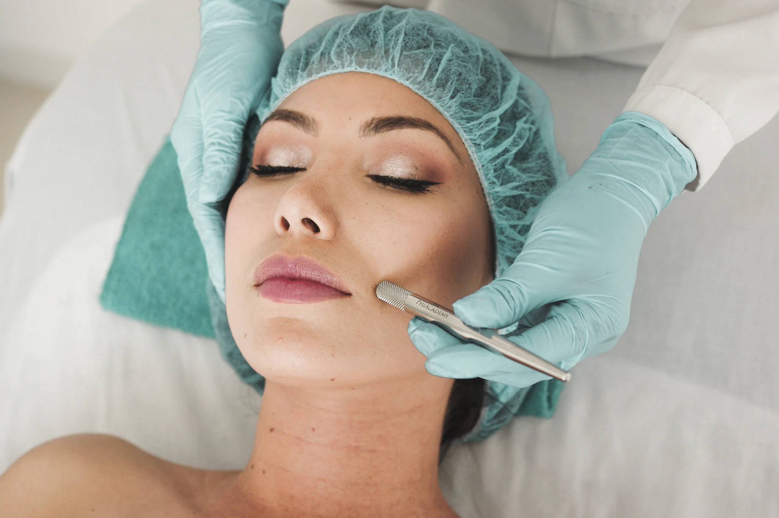 Tratamiento facial en un centro de estética