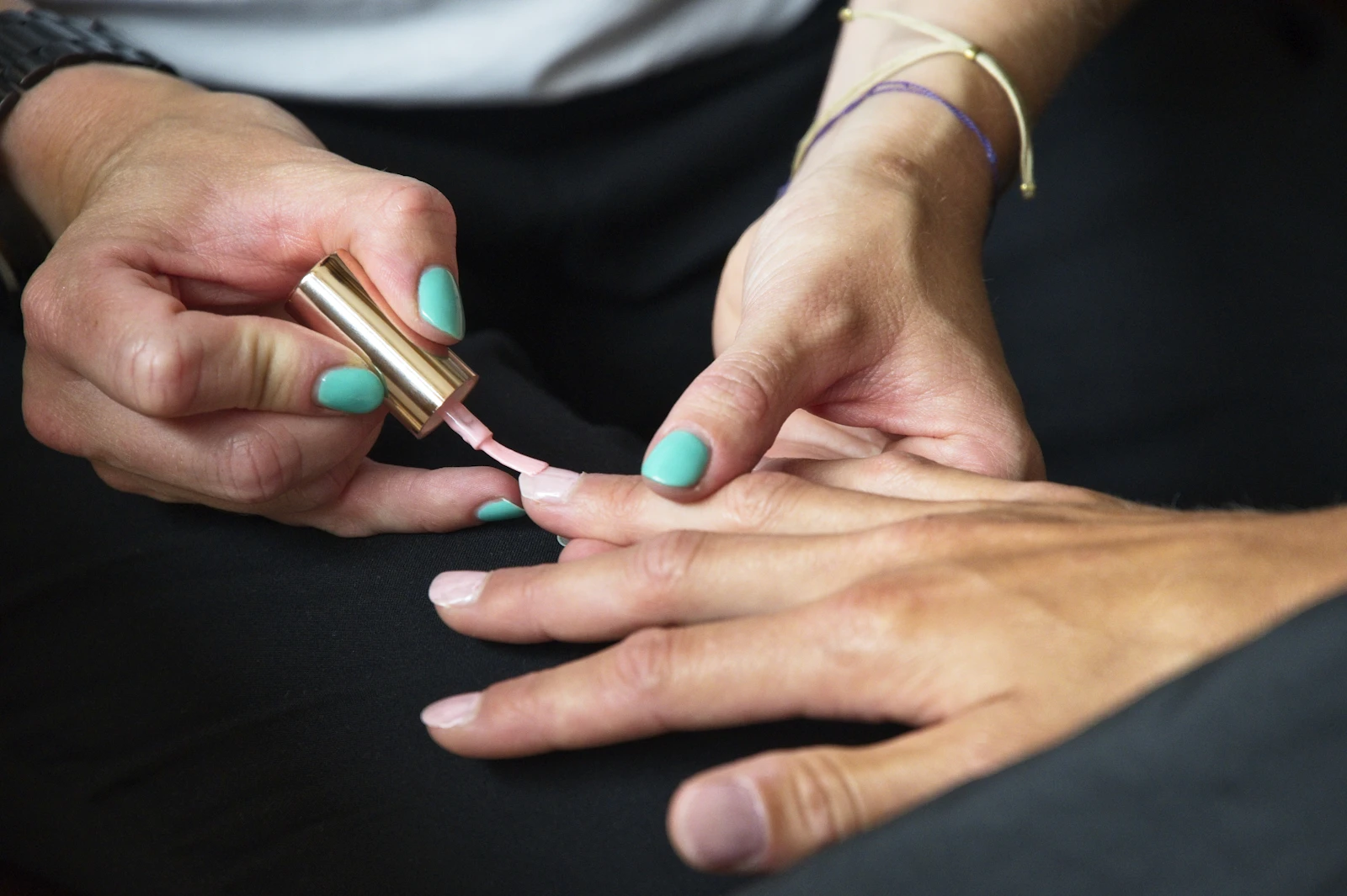 Manicurista pintando uñas